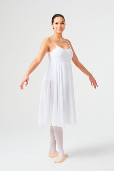 Eine Frau in einem weißen Ballettkleid steht in einer Ballettpose.