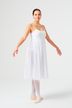 Eine Frau in einem weißen Ballettkleid steht in einer Ballettpose.