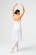 Eine Ballerina in einem weißen Kleid steht mit erhobenen Armen auf Spitze und blickt abgewandt.
