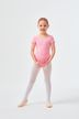 Ein junges Mädchen in einem rosa Ballettbody und weißen Strumpfhosen steht in einer Ballettpose. 3