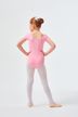 Ein junges Mädchen in einem rosa Ballettbody und weißen Strumpfhosen steht mit den Händen in den Hüften und blickt von der Kamera weg. 4