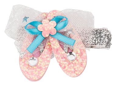Eine dekorative Haarspange mit rosa Glitzersandalen
