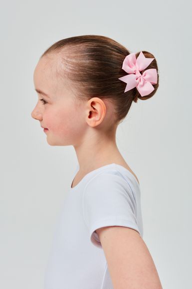 Ein junges Mädchen mit braunem Haar zu einem Dutt