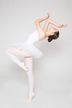 Eine Balletttänzerin in einem weißen Tutu posiert auf einem Bein mit erhobenen Armen und nach hinten geneigtem Kopf. 4