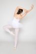 Eine Balletttänzerin in einem weißen Tutu und Strumpfhosen posiert auf einem Bein. 3