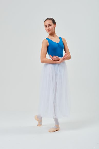 Eine Balletttänzerin in einem blauen Trikot und einem weißen Tutu posiert.