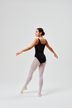 Eine Balletttänzerin in einem schwarzen Trikot und weißen Strumpfhosen posiert auf Spitze.