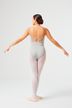 Eine Balletttänzerin in einem grauen Trikot und weißen Strumpfhosen steht in einer Ballettpose mit dem Rücken zur Kamera.