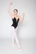 Eine Balletttänzerin in einem schwarzen Trikot und weißen Strumpfhosen posiert mit einem erhobenen Arm.