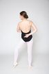 Eine Balletttänzerin in einem schwarzen Trikot und weißen Strumpfhosen steht auf Spitze