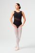 Eine Frau in einem schwarzen Trikot und weißen Strumpfhosen steht in Ballettpose.