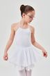 Ein junges Mädchen in weißem Ballettoutfit steht und streckt ihren Rock aus. 1