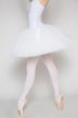 Balletttänzerin in weißem Tutu und Spitzenschuhen steht auf Spitze.