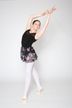 Eine Balletttänzerin in einem schwarzen Trikot