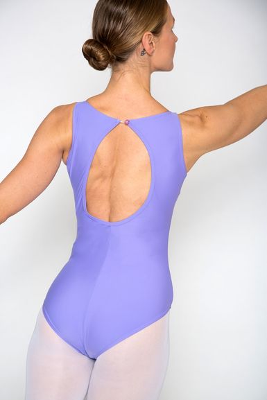 Person in einem lavendelfarbenen Trikot und einer leichten Strumpfhose