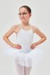 Ein junges Mädchen in weißem Ballett-Tutu steht mit den Händen in den Hüften. 1