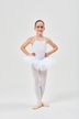 Ein junges Mädchen in einem weißen Ballett-Outfit steht mit den Händen in den Hüften und lächelt in die Kamera. 3