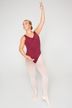 Eine Ballerina in einem weinroten Trikot und weißen Strumpfhosen posiert mit einem erhobenen und einem zur Seite gebogenen Arm.