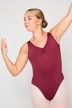 Eine Balletttänzerin in einem burgunderfarbenen Trikot und hellen Strumpfhosen posiert mit einem erhobenen Arm und dem anderen angewinkelt.