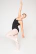 Eine Balletttänzerin in einem schwarzen Trikot und rosa Strumpfhosen steht in einer Pose mit einem erhobenen Arm und einem angewinkelten Bein.