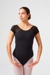 Eine Frau in einem schwarzen Trikot und hellrosa Strumpfhosen steht in einer Ballettpose.