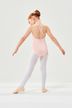 Ein junges Mädchen in einem rosa Trikot und weißen Strumpfhosen steht in einer Ballettpose und blickt von der Kamera weg. 4