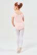 Ein junges Mädchen in einem rosa Trikot und weißen Strumpfhosen steht in Ballettpose mit dem Rücken zur Kamera. 4