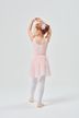 Junges Mädchen in einem rosa Ballett-Outfit und weißen Strumpfhosen steht in einer Ballettpose mit erhobenen Armen und blickt abgewandt. 4