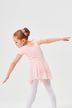 Ein junges Mädchen in einem rosa Ballett-Outfit posiert mit ausgestreckten Armen und blickt nach unten. 2