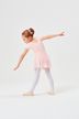 Ein junges Mädchen in einem rosa Ballett-Outfit und weißen Strumpfhosen nimmt eine Tanzpose ein. 4