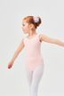 Ein junges Mädchen in einem rosa Trikot und weißen Strumpfhosen steht mit ausgestreckten Armen da und scheint für ein Ballett zu posieren. 1