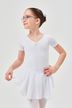 Junges Mädchen in weißem Ballett-Outfit posiert mit einer Hand auf der Hüfte und der anderen 1