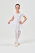 Ein junges Mädchen in einem weißen Ballett-Outfit steht in einer Tanzpose. 2