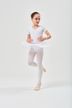 Ein junges Mädchen in einem weißen Ballett-Outfit  führt eine Tanzpose aus. 4
