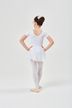 Ein junges Mädchen in einem weißen Ballett-Outfit steht mit den Händen in den Hüften und dem Rücken zur Kamera. 3