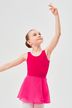 Ein junges Mädchen in einem leuchtend rosa Ballettbody und Rock posiert mit einem erhobenen Arm und blickt nach oben. 1