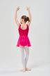 Ein junges Mädchen in einem rosa Ballett-Outfit steht in einer Tanzpose mit erhobenen Armen und blickt von der Kamera weg. 4