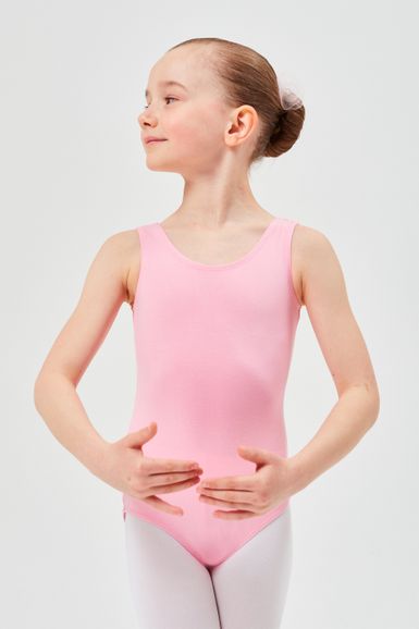 Ein junges Mädchen in einem rosa Ballettbody und weißen Strumpfhosen posiert mit gerundeten Armen und blickt zur Seite.