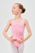 Ein junges Mädchen in einem rosa Ballettbody und weißen Strumpfhosen posiert mit gerundeten Armen und blickt zur Seite. 1