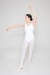 Eine junge Balletttänzerin in einem weißen Ballettbody posiert mit erhobenen Armen und einem ausgestreckten Fuß auf einem schlichten Hintergrund. 4