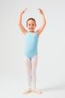 Ein junges Mädchen in einem blauen Ballettbody und weißen Strumpfhosen steht in der ersten Ballettposition mit über dem Kopf gebeugten Armen. 1