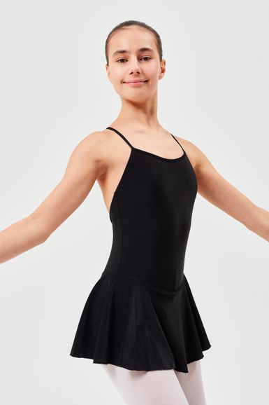 Eine junge Balletttänzerin posiert in einem schwarzen Ballettbody und weißen Strumpfhosen.