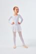 Ein junges Mädchen in einem weißen Ballett-Outfit steht mit den Händen in den Hüften und blickt zur Seite. 3