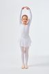 Ein junges Mädchen in einem weißen Ballett-Outfit steht aufrecht mit über dem Kopf erhobenen Armen und gestreckten Zehen. 5