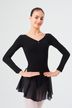 Junge Balletttänzerin posiert in einem schwarzen Ballettbody und Rock mit den Händen in den Hüften. 1