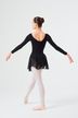 Eine Ballerina in einem schwarzen Ballettbody und Rock steht in einer Ballettpose 5