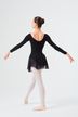 Eine Balletttänzerin in einem schwarzen Ballettbody 6