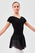 Eine junge Balletttänzerin posiert in einem schwarzen Kurzarm-Trikot und Rock. 1