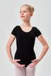 Junge Balletttänzerin in einem schwarzen Ballettbody und weißen Strumpfhosen posiert mit vor ihr verschränkten Armen. 5