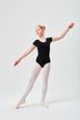 Eine junge Balletttänzerin in einem schwarzen Ballettbody und weißen Strumpfhosen posiert. 3